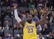 开云体育app-美国篮球明星詹姆斯在比赛中表现出色