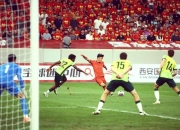 开云体育app下载-国际足球赛事激烈角逐，球员力争突破拼搏的简单介绍