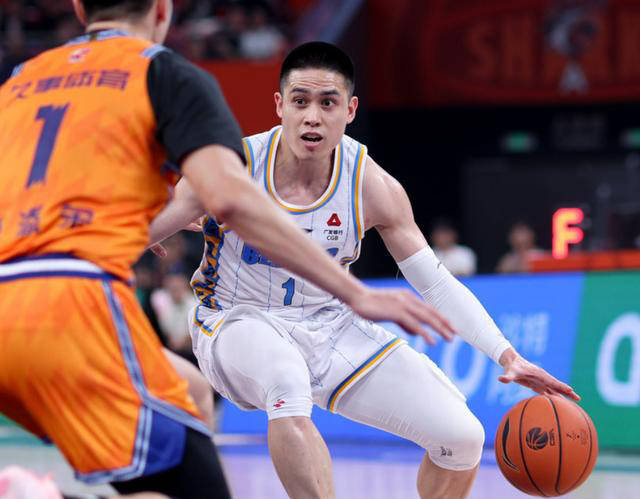 俄罗斯选手稳坐领先位置,毫不畏惧 俄罗斯选手稳坐领先位置,毫不畏惧