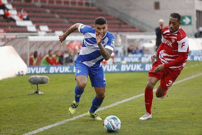 美因茨球员在比赛中展现出出色的发挥 美因茨球员在比赛中展现出出色的发挥