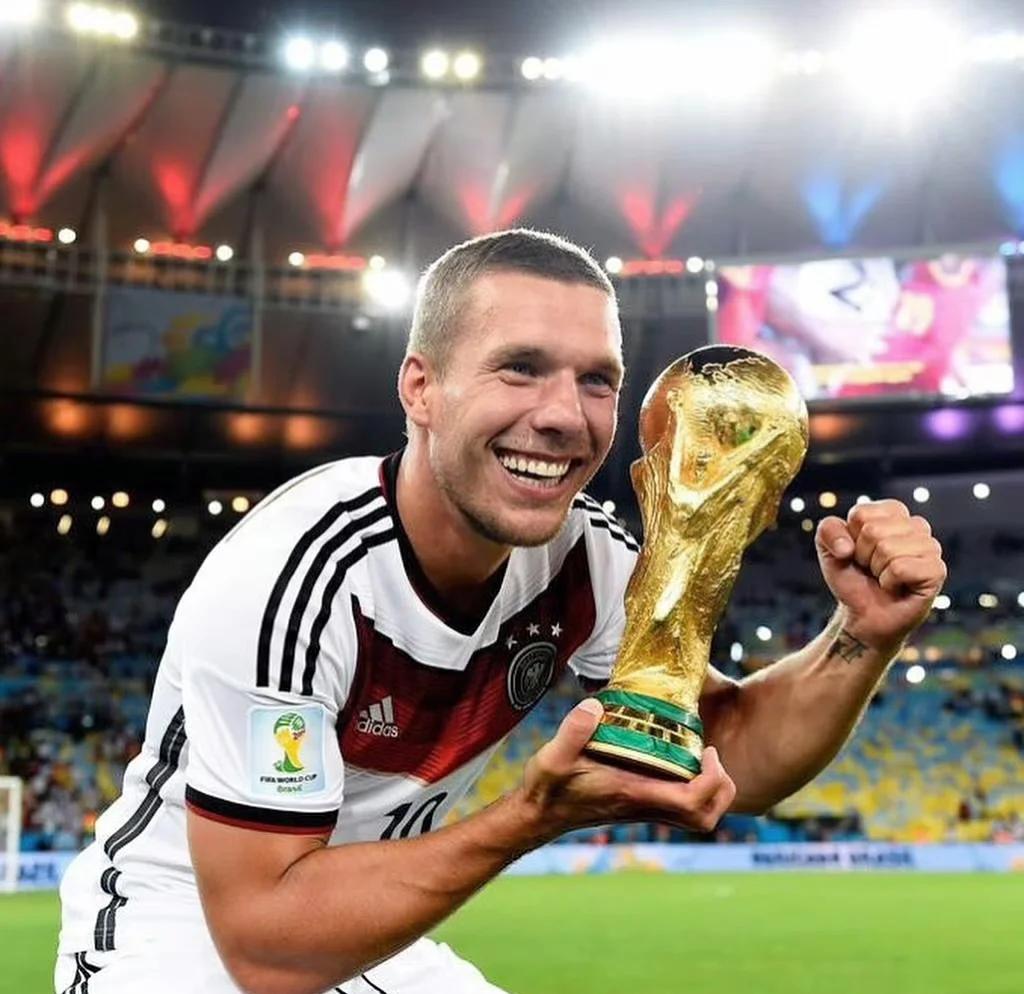 皇家马德里球迷为球队的胜利欢呼雀跃 皇家马德里球迷为球队的胜利欢呼雀跃