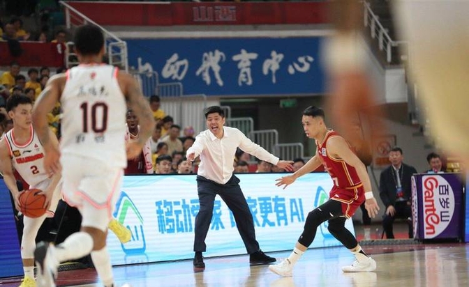 球队主场连胜,主帅战术调动无误 球队主场连胜,主帅战术调动无误