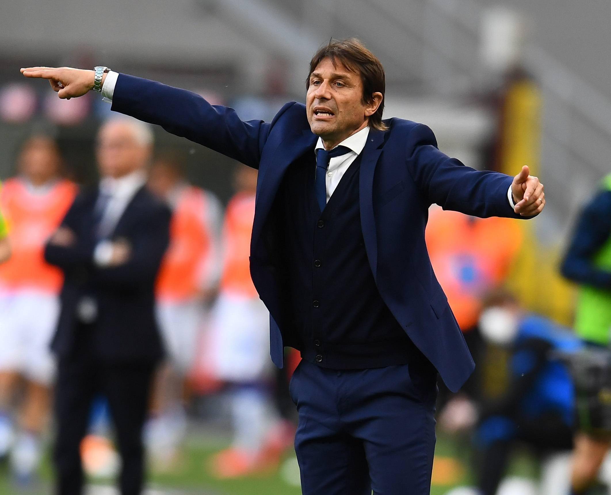 足球明星们在比赛中展现出超凡的实力和技艺 足球明星们在比赛中展现出超凡的实力和技艺