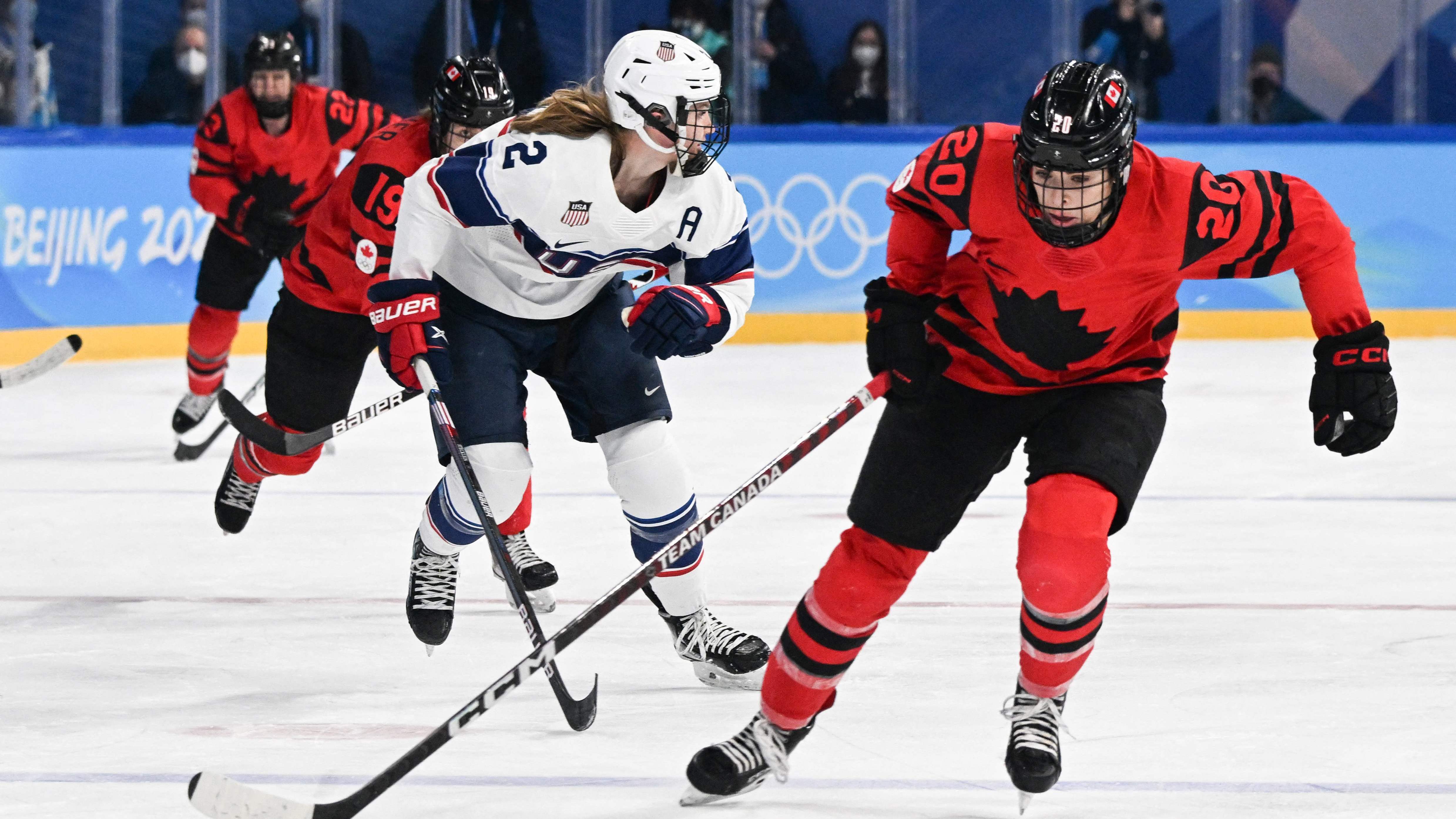 加拿大队在冰球比赛中力挫对手夺冠 加拿大队在冰球比赛中力挫对手夺冠