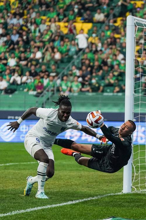 门将连续扑救,助球队零封对手 门将连续扑救,助球队零封对手