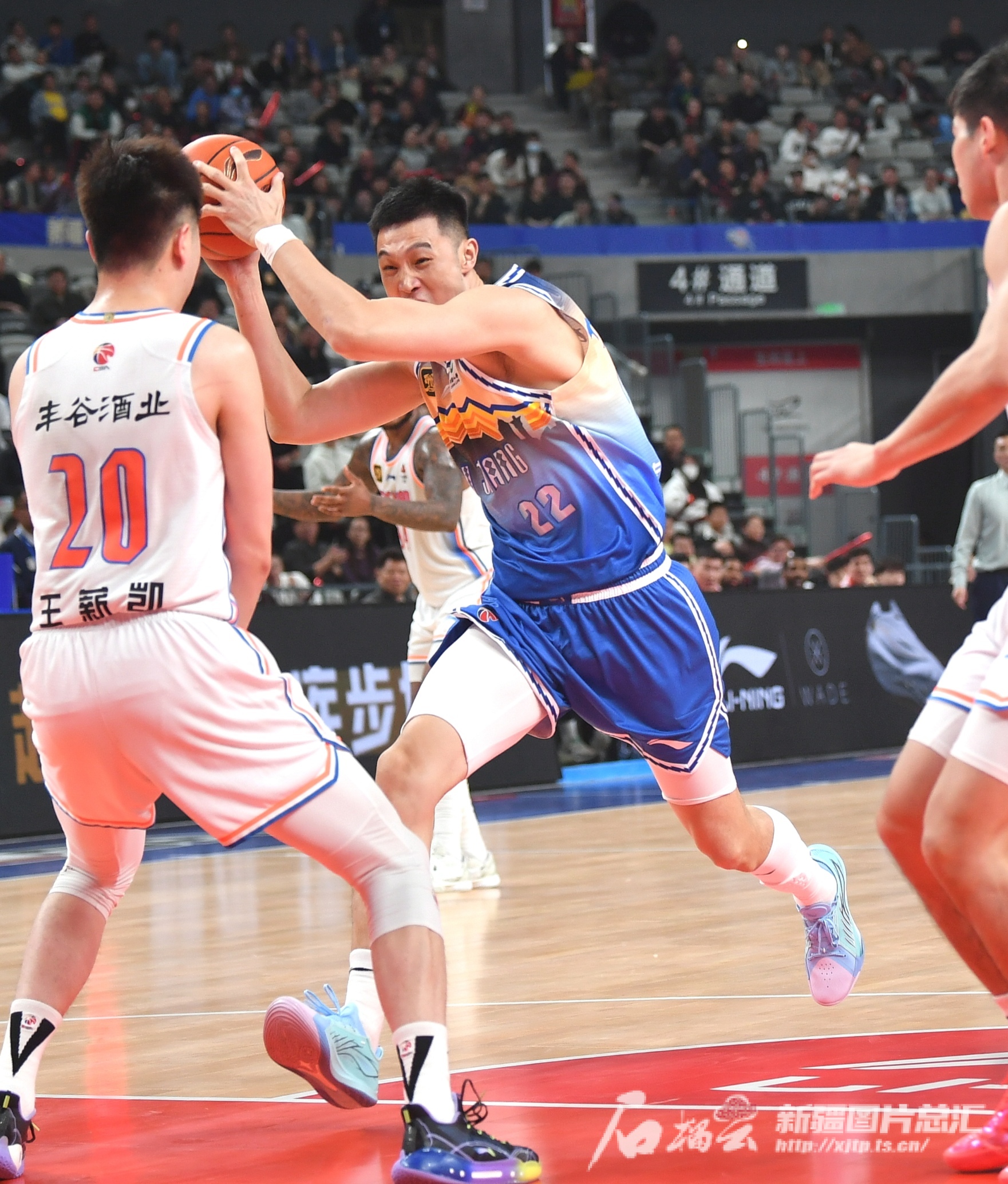 新疆男篮大胜,击败对手 新疆男篮大胜,击败对手