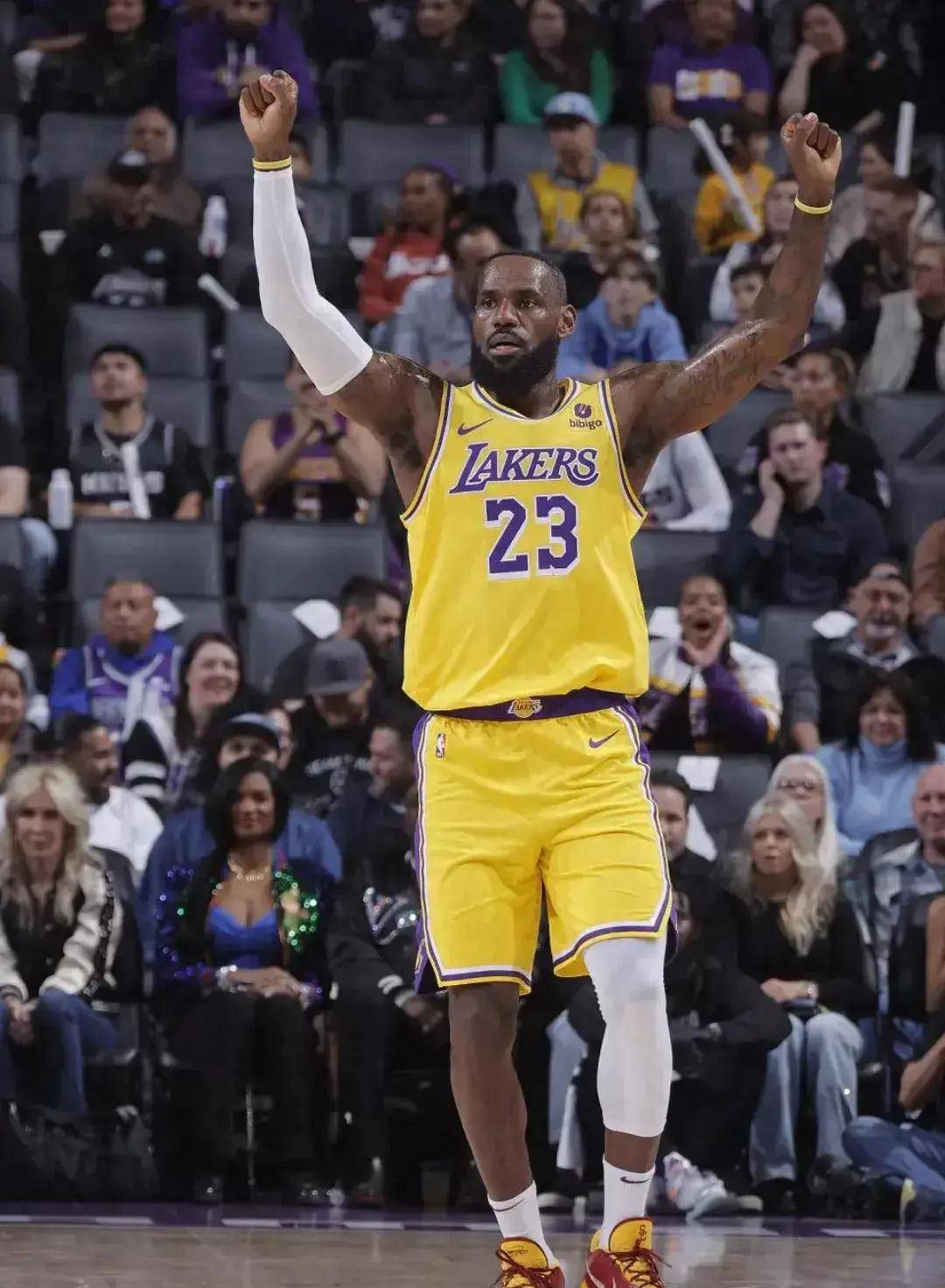 美国篮球明星詹姆斯在比赛中表现出色 美国篮球明星詹姆斯在比赛中表现出色