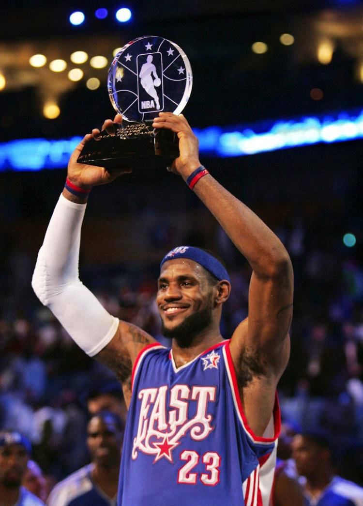 美国篮球明星詹姆斯在比赛中表现出色 美国篮球明星詹姆斯在比赛中表现出色