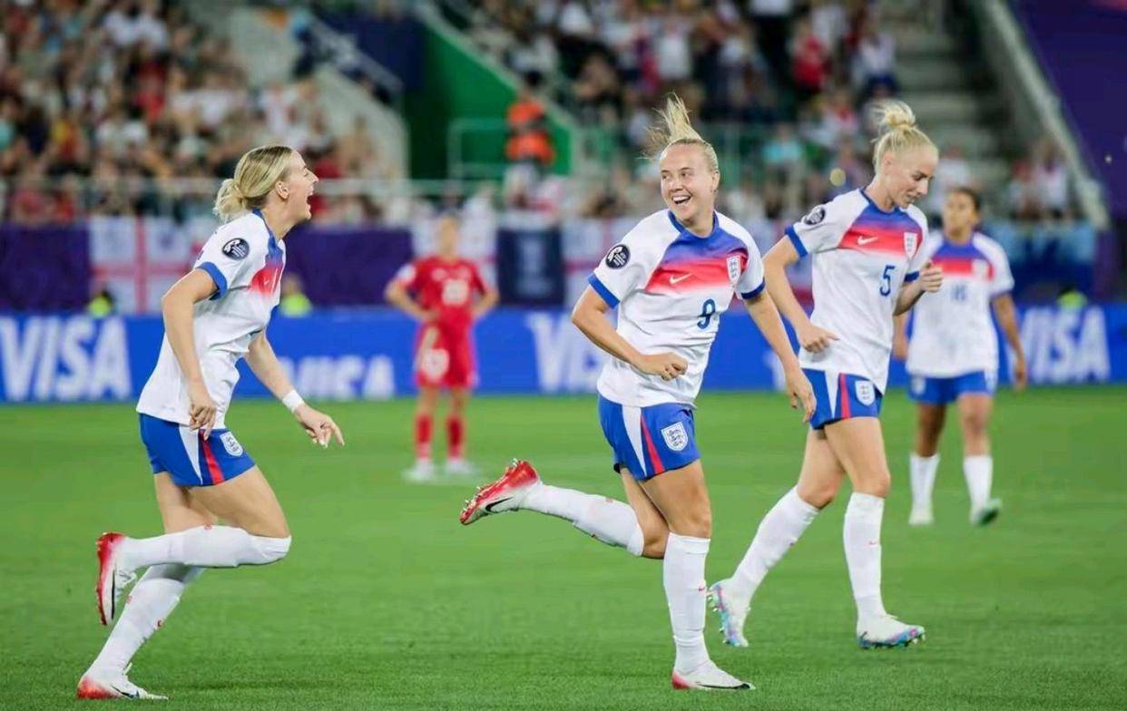 包含关注欧洲预选赛的球迷聚集,一同见证激烈对决的词条 包含关注欧洲预选赛的球迷聚集,一同见证激烈对决的词条