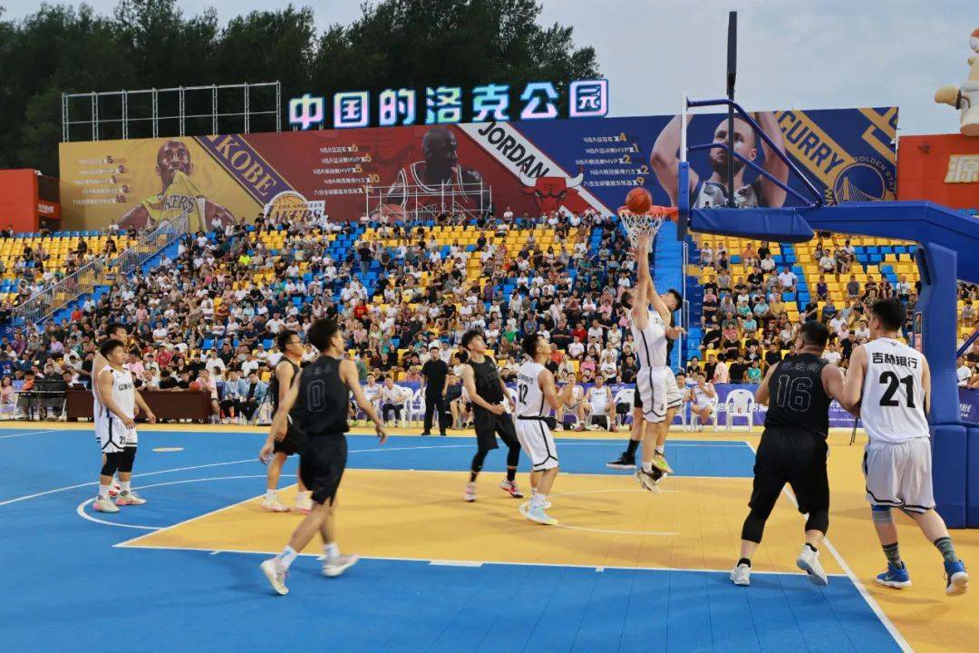 包含来势汹汹的球队将参加国内篮球联赛半决赛的词条