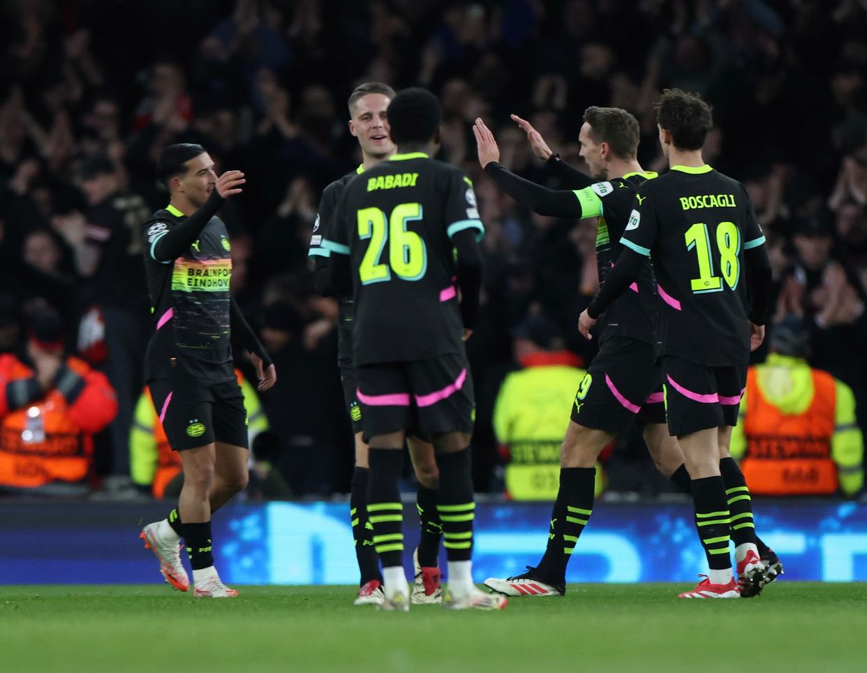 阿森纳-击败巴塞罗那,欧冠惊险晋级 阿森纳-击败巴塞罗那,欧冠惊险晋级