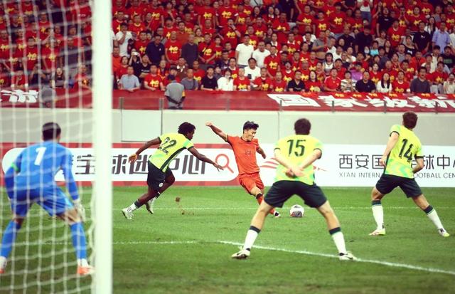 国际足球赛事激烈角逐,球员力争突破拼搏的简单介绍 国际足球赛事激烈角逐,球员力争突破拼搏的简单介绍