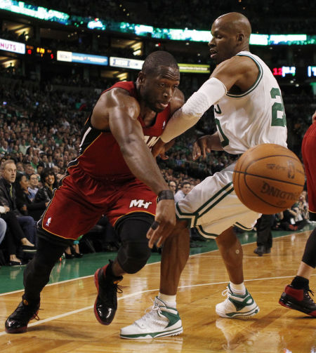 比赛中球员的突破动作惊艳全场 比赛中球员的突破动作惊艳全场