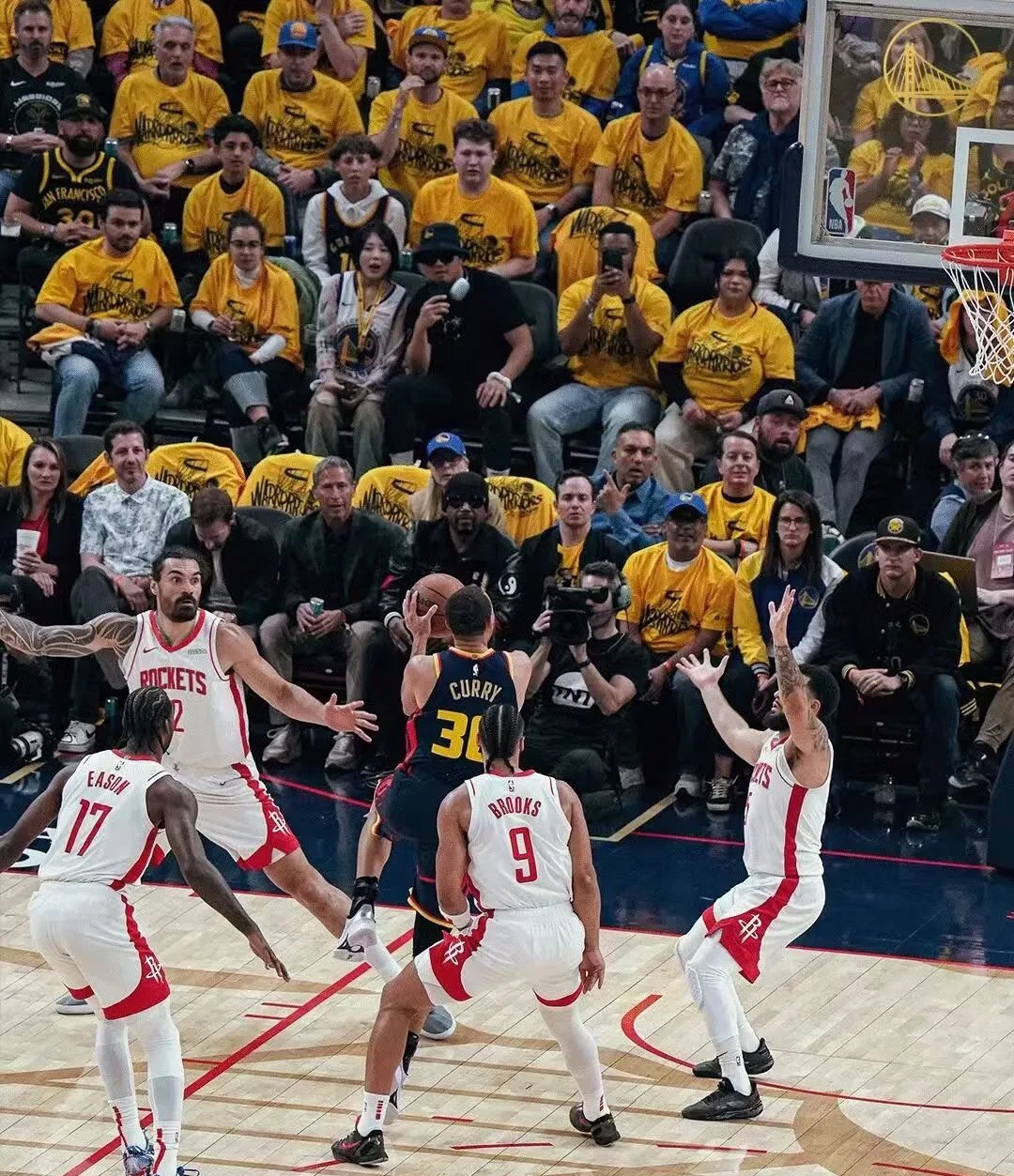 火箭险胜马刺,重返胜轨 火箭险胜马刺,重返胜轨