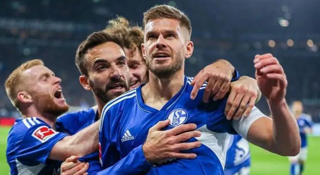 沙尔克战胜汉诺威,迎来胜利 沙尔克战胜汉诺威,迎来胜利