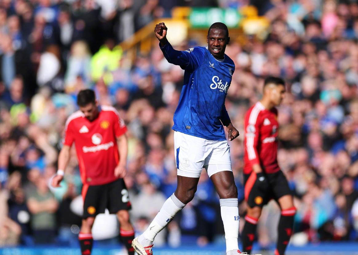 关于曼联客场逼平，稳固中游位置不降名次的信息